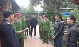 Nhét súng, chụp ảnh để đổ tội tàng trữ vũ khí trái phép
