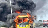 Xe giường nằm bốc cháy ngùn ngụt, 40 hành khách nháo nhào chạy thoát thân 