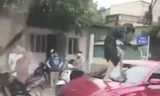 Người phụ nữ ‘tung cước’ đạp vỡ kính ô tô, cắn đứt tai cô gái vì… ghen