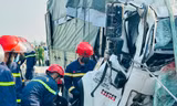 Phá cửa xe tải, đưa thi thể 2 nạn nhân vụ tai nạn giao thông ra ngoài