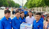 Bí thư thứ nhất T.Ư Đoàn Nguyễn Anh Tuấn động viên thanh niên tình nguyện hỗ trợ kỳ thi THPT