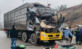 Giải cứu tài xế bị mắc kẹt trong cabin xe tải
