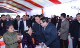 Thủ tướng thăm, tặng quà gia đình chính sách, công nhân tại Thanh Hóa 