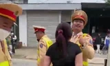 Người phụ nữ bị còng tay chửi bới, cản trở lực lượng làm nhiệm vụ ở Thanh Hóa