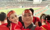 Vợ chồng Đỗ Mỹ Linh, Khánh Vân sang Thái Lan cổ vũ tuyển Việt Nam