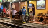 Thót tim nhìn lại cảnh khách nhốn nháo bỏ chạy ở phố cà phê đường tàu