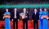 Ông Huỳnh Phan Hiếu – Phó Giám đốc Công ty TNHH MTV Hoa Sen Nghệ An (đứng giữa) đại diện công ty nhận Giải Vàng Chất lượng Quốc gia.
