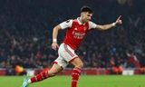 Arsenal suýt giẫm vào dấu chân của MU
