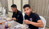 Như đội tuyển Việt Nam, Thái Lan khoe cũng được người hâm mộ tiếp tế