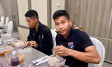 Như đội tuyển Việt Nam, Thái Lan khoe cũng được người hâm mộ tiếp tế