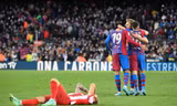 Ngược dòng hạ Atletico, Barca chiếm tốp 4