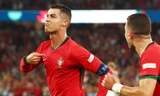Ronaldo giúp Bồ Đào Nha ngược dòng, tạo cột mốc mới trong sự nghiệp
