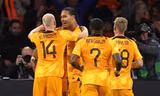 Van Dijk tỏa sáng, làm lu mờ ngày đặc biệt của Thierry Henry