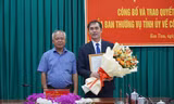 Đồng chí Phó Bí thư Thường trực Tỉnh ủy (trái) trao quyết định và tặng hoa chúc mừng tân Phó trưởng Ban Tổ chức Tỉnh ủy