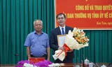 Đồng chí Phó Bí thư Thường trực Tỉnh ủy (trái) trao quyết định và tặng hoa chúc mừng tân Phó trưởng Ban Tổ chức Tỉnh ủy