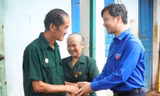 Gia đình Cựu Thanh niên xung phong Nguyễn Thị Đào không giấu được sự xúc động