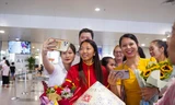 Người hâm mộ đón, giao lưu với cầu thủ Huỳnh Như, đội trưởng đội tuyển bóng đá nữ Việt Nam tại Sân bay Nội Bài.