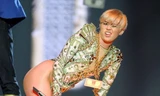 Miley Cyrus mặc áo đầy đôla, tạo dáng phản cảm