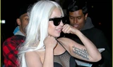 Lady Gaga mặc áo lưới khoe nội y giữa trời rét