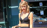 Taylor Swift diện áo gợi cảm khoe vòng 2 phẳng lỳ