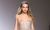 Siêu mẫu Cara Delevingne lạnh lùng trên sàn catwalk