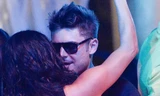 Zac Efron 'khóa môi' người đẹp lưỡng tính trong hộp đêm