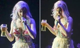 Katy Perry sặc sỡ như 'tắc kè hoa' uống bia trên sân khấu