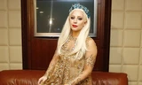 Lady Gaga mặc váy dát vàng đi họp báo