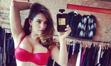 Kelly Brook tung ảnh 'tự sướng' với bikini