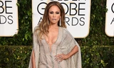 Jennifer Lopez mặc váy xẻ, khoe ngực táo bạo