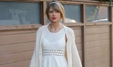Taylor Swift thướt tha xuống phố với style cổ điển