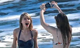 Taylor Swift thỏa sức nô đùa cùng bạn bè trên bãi biển