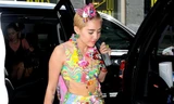 Miley Cyrus sặc sỡ như tắc kè hoa đi dự show