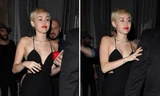 Miley Cyrus ăn mặc gợi cảm, phớt lờ scandal của bạn trai 