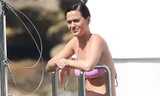 Katy Perry khoe dáng 'bỏng mắt' trên du thuyền siêu sang