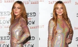 Lindsay Lohan 'chơi trội' diện váy lấp lánh đi họp báo