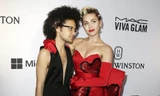Miley Cyrus tự tin đi sự kiện cùng diễn viên đồng tính