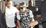 Justin Bieber 'tá hỏa' vì bị cảnh sát tạm giữ tại sân bay