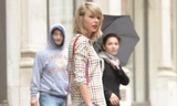 Taylor Swift ăn mặc phong phanh bất chấp trời mưa gió