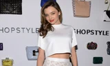 Miranda Kerr trẻ trung, quyến rũ với áo lửng