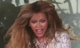 Nhảy quá sung, Beyonce bị bung áo giữa sân khấu