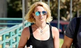 Britney Spears xuống phố với dáng thô kệch