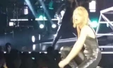 Taylor Swift hoảng hồn vì bị 'fan cuồng' kéo chân trên sân khấu