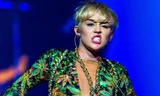 Miley Cyrus vẫn đùa nghịch trong bệnh viện dù đang ốm nặng