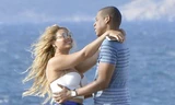Vợ chồng Beyonce ôm hôn đắm đuối giữa bãi biển