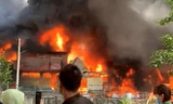 Vụ cháy khiến 3 nhà xưởng bị thiêu rụi.