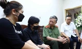 Đại tướng Tô Lâm hỏi gia đình nhà chiến sĩ Nguyễn Đình Phúc tại khu tập thể Nghĩa Tân (quận Cầu Giấy, Hà Nội). (Ảnh: Quốc Chính).