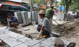 Công nhân đang lát đá tự nhiên tại phố Hòa Mã (ngày 2/12) 