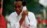Tổng thống Indonesia Joko Widodo rửa mặt sau một cuộc vận động bầu cử ở tỉnh trung Java ảnh: Reuters 