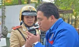 Cảnh sát kiểm tra nồng độ cồn người điều khiển phương tiện. Ảnh: Thanh Hà 